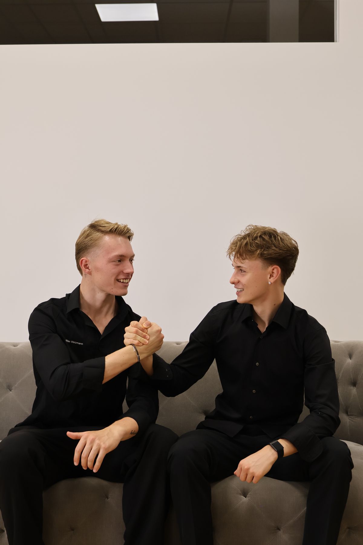 Max Waizmann (links) und Niklas Barbato, Gründer von NIMA Marketing, beim Handschlag auf dem Sofa